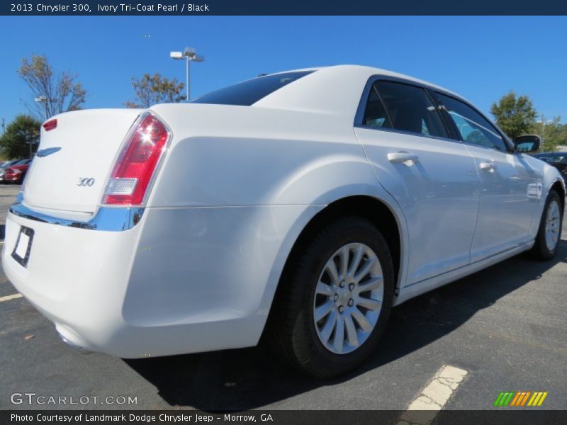 Ivory Tri-Coat Pearl / Black 2013 Chrysler 300