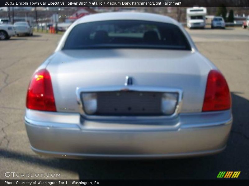 Silver Birch Metallic / Medium Dark Parchment/Light Parchment 2003 Lincoln Town Car Executive