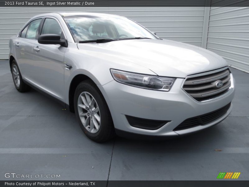 Front 3/4 View of 2013 Taurus SE