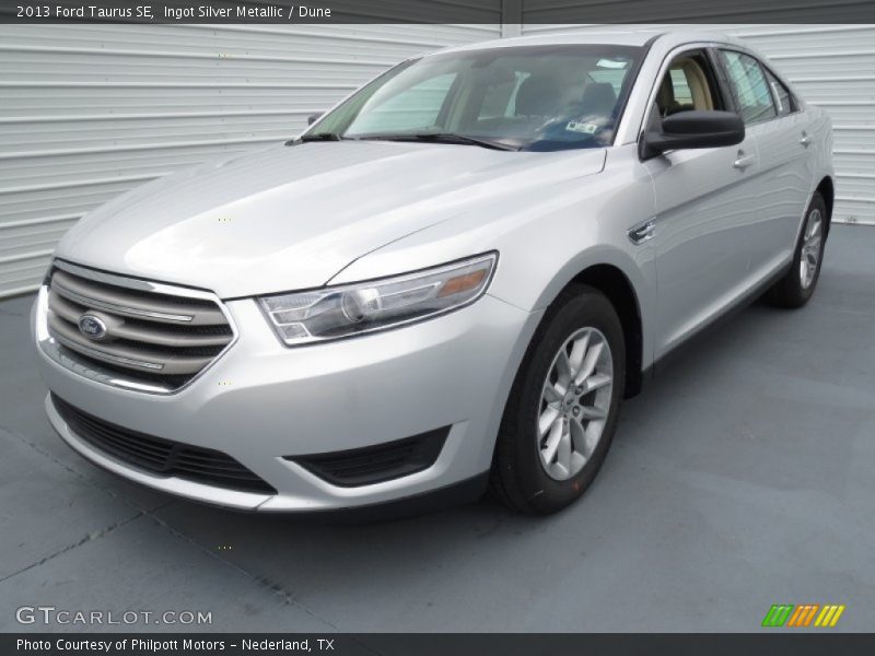 Front 3/4 View of 2013 Taurus SE
