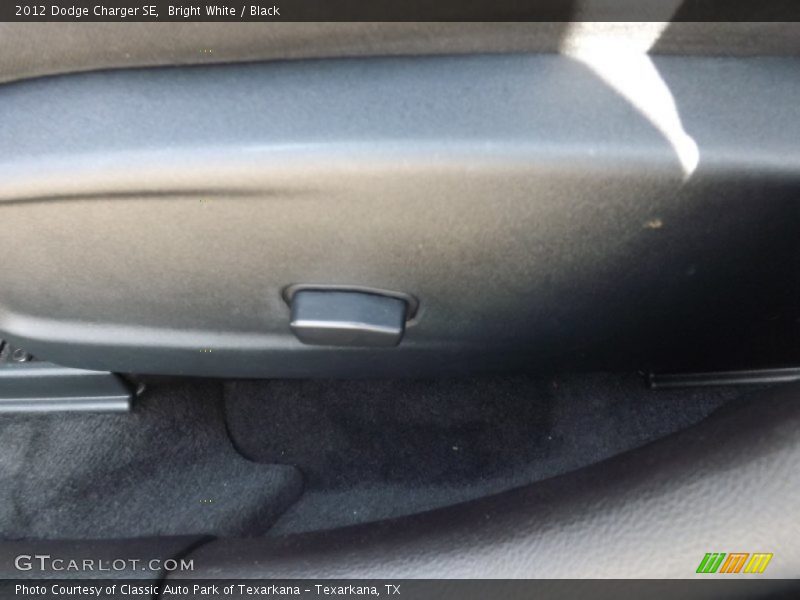 Bright White / Black 2012 Dodge Charger SE