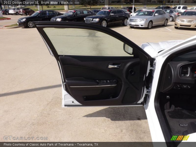 Bright White / Black 2012 Dodge Charger SE