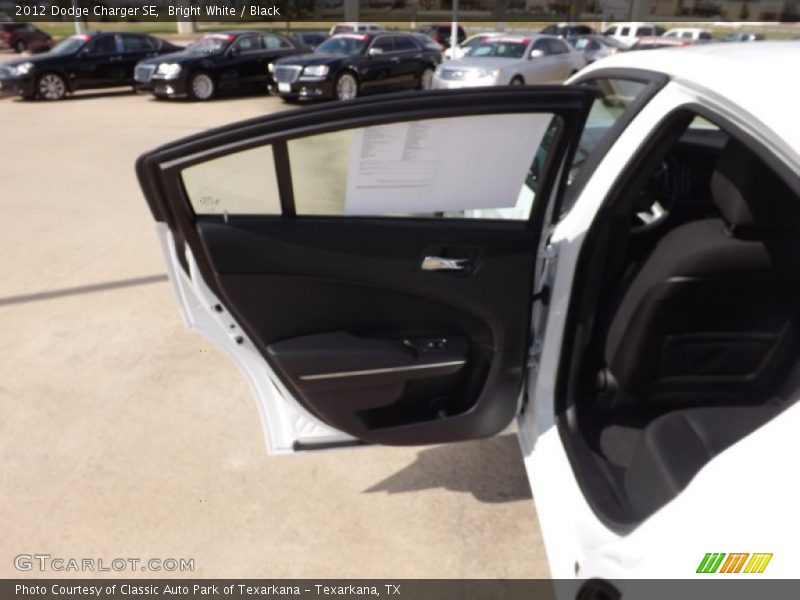 Bright White / Black 2012 Dodge Charger SE