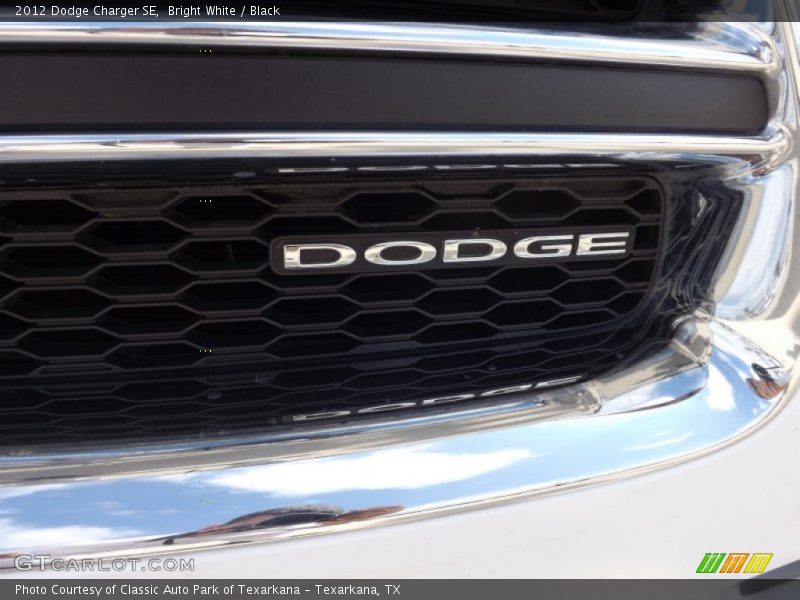 Bright White / Black 2012 Dodge Charger SE