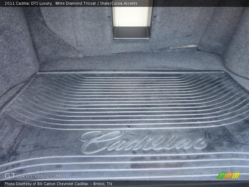 White Diamond Tricoat / Shale/Cocoa Accents 2011 Cadillac DTS Luxury