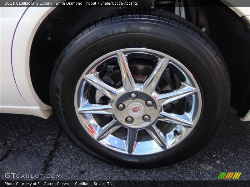 White Diamond Tricoat / Shale/Cocoa Accents 2011 Cadillac DTS Luxury