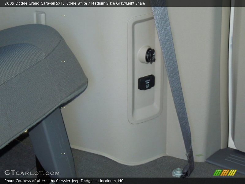 Stone White / Medium Slate Gray/Light Shale 2009 Dodge Grand Caravan SXT