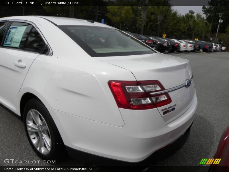 Oxford White / Dune 2013 Ford Taurus SEL