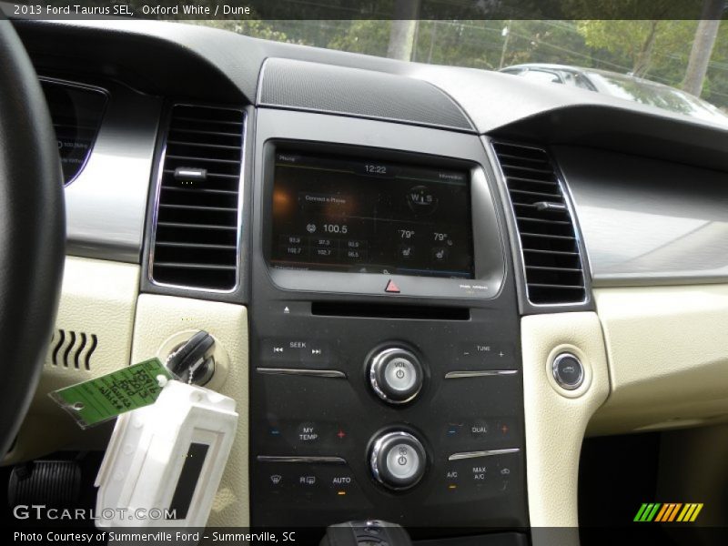 Oxford White / Dune 2013 Ford Taurus SEL