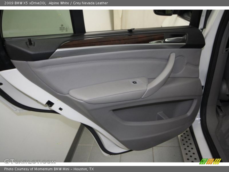 Alpine White / Grey Nevada Leather 2009 BMW X5 xDrive30i