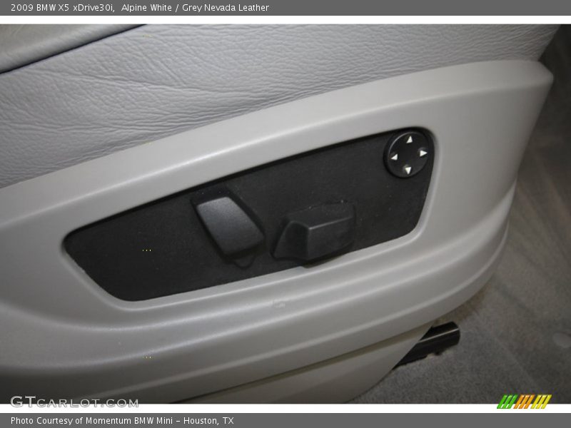 Alpine White / Grey Nevada Leather 2009 BMW X5 xDrive30i
