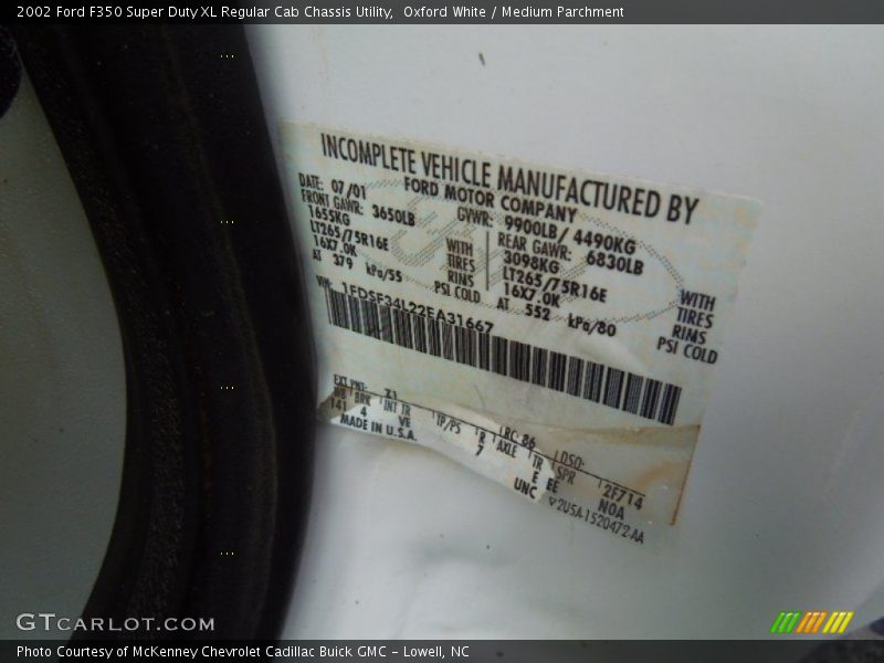 Oxford White / Medium Parchment 2002 Ford F350 Super Duty XL Regular Cab Chassis Utility