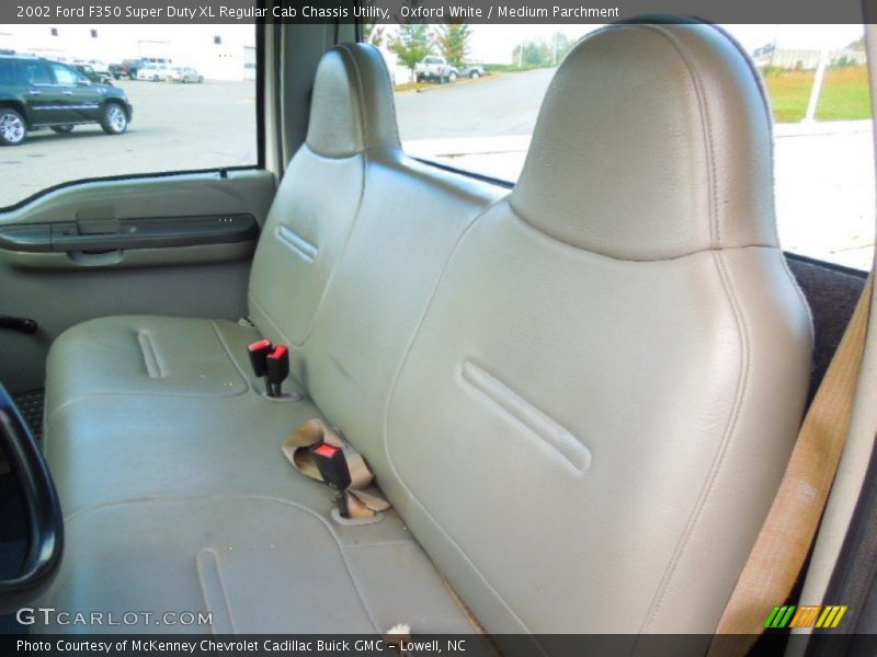 Oxford White / Medium Parchment 2002 Ford F350 Super Duty XL Regular Cab Chassis Utility