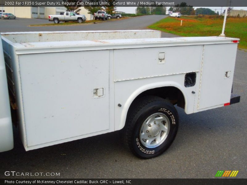 Oxford White / Medium Parchment 2002 Ford F350 Super Duty XL Regular Cab Chassis Utility