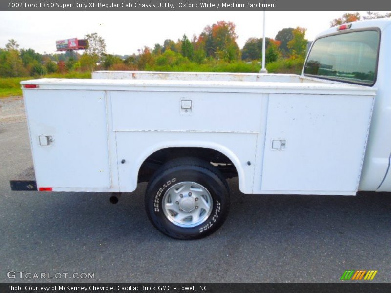 Oxford White / Medium Parchment 2002 Ford F350 Super Duty XL Regular Cab Chassis Utility