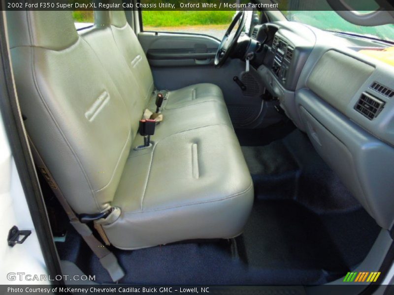 Oxford White / Medium Parchment 2002 Ford F350 Super Duty XL Regular Cab Chassis Utility