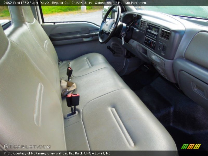 Oxford White / Medium Parchment 2002 Ford F350 Super Duty XL Regular Cab Chassis Utility