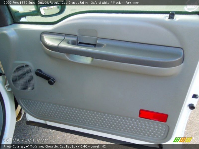 Oxford White / Medium Parchment 2002 Ford F350 Super Duty XL Regular Cab Chassis Utility