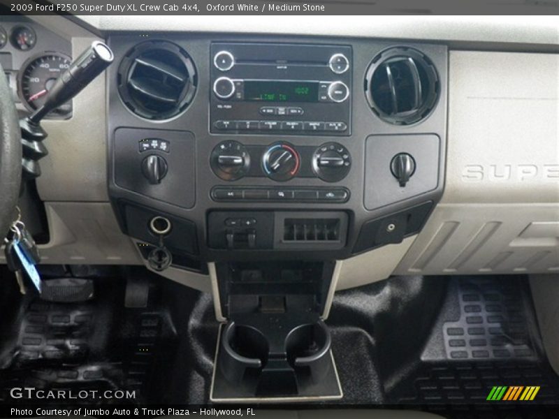 Oxford White / Medium Stone 2009 Ford F250 Super Duty XL Crew Cab 4x4