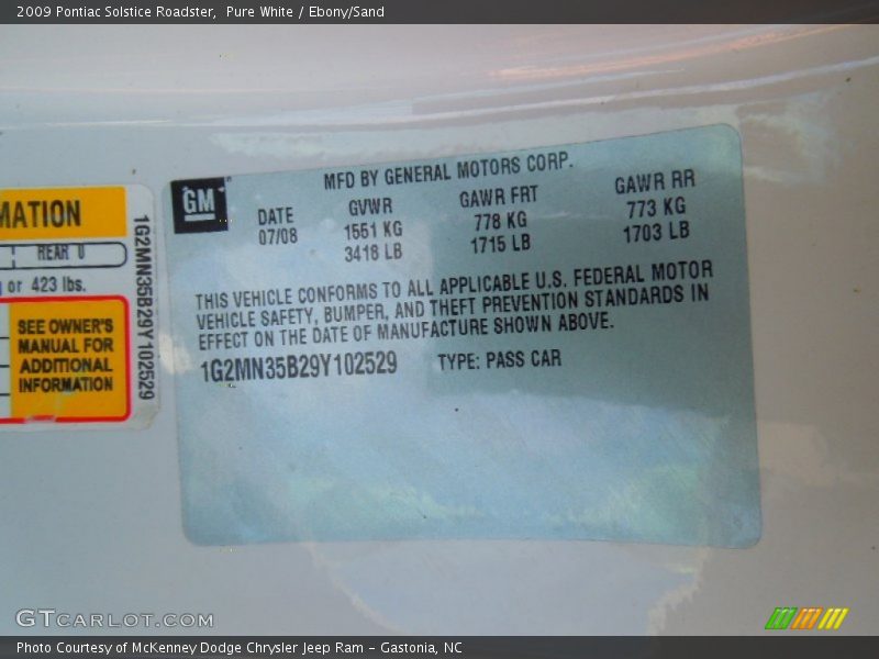 Pure White / Ebony/Sand 2009 Pontiac Solstice Roadster