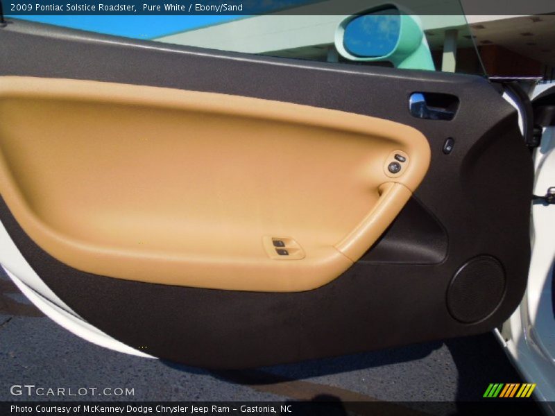 Pure White / Ebony/Sand 2009 Pontiac Solstice Roadster