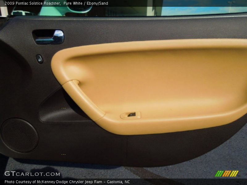 Pure White / Ebony/Sand 2009 Pontiac Solstice Roadster