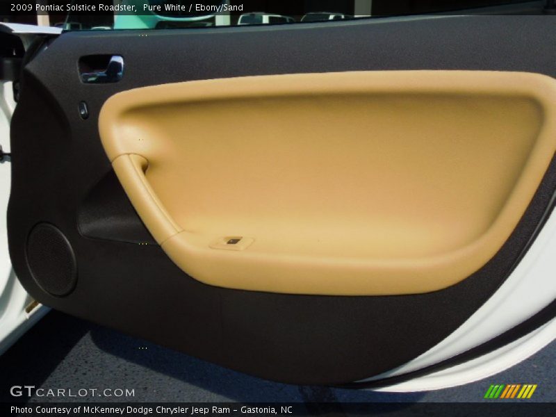 Pure White / Ebony/Sand 2009 Pontiac Solstice Roadster