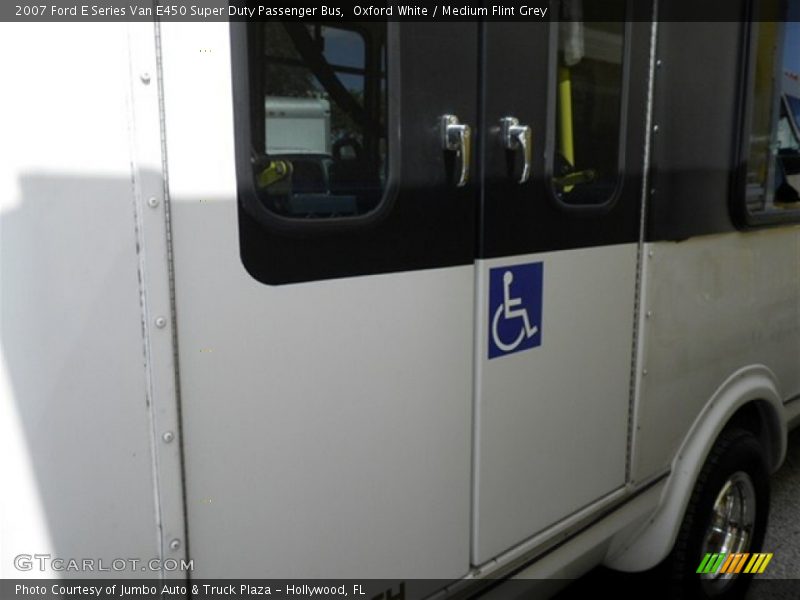 Oxford White / Medium Flint Grey 2007 Ford E Series Van E450 Super Duty Passenger Bus