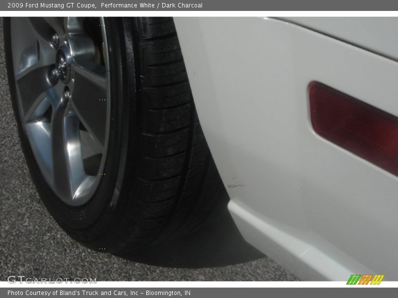 Performance White / Dark Charcoal 2009 Ford Mustang GT Coupe
