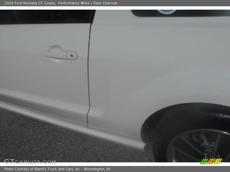 Performance White / Dark Charcoal 2009 Ford Mustang GT Coupe