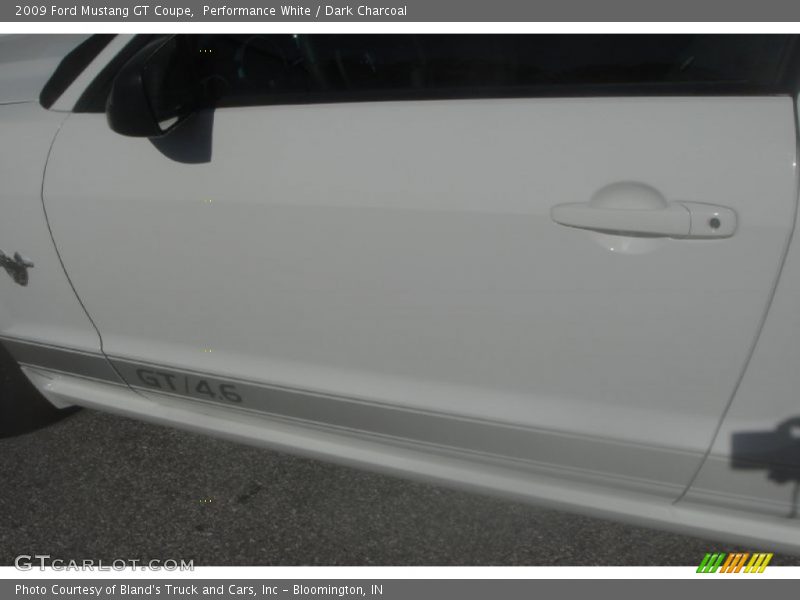 Performance White / Dark Charcoal 2009 Ford Mustang GT Coupe
