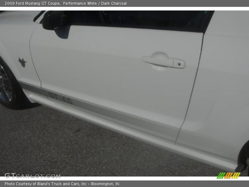Performance White / Dark Charcoal 2009 Ford Mustang GT Coupe