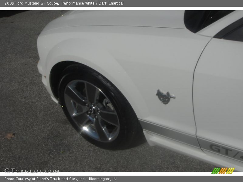 Performance White / Dark Charcoal 2009 Ford Mustang GT Coupe