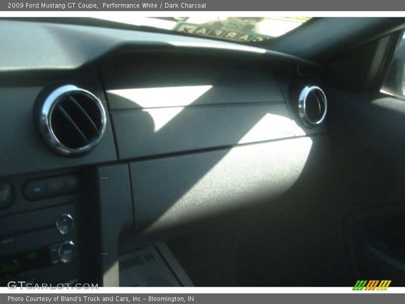 Performance White / Dark Charcoal 2009 Ford Mustang GT Coupe