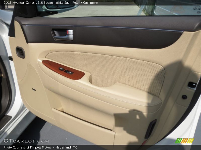 Door Panel of 2013 Genesis 3.8 Sedan