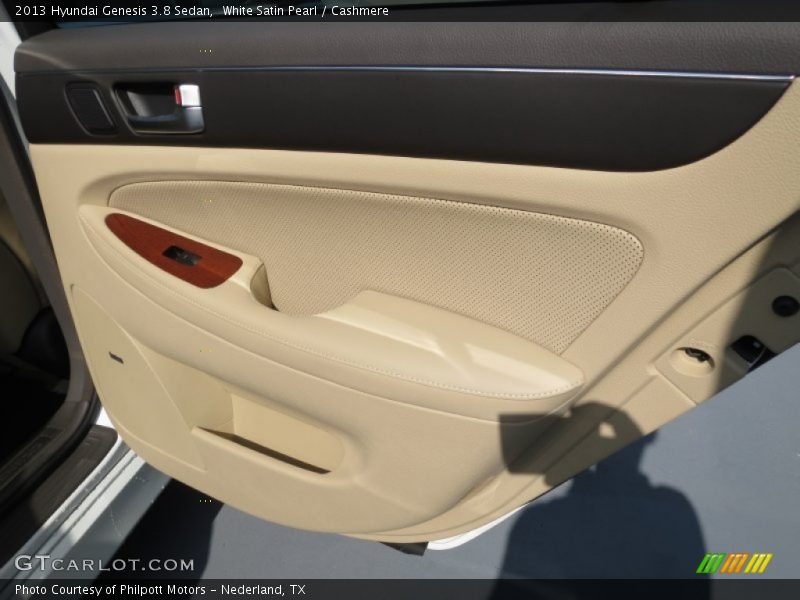 Door Panel of 2013 Genesis 3.8 Sedan