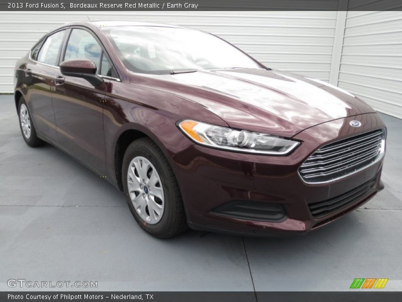 Front 3/4 View of 2013 Fusion S