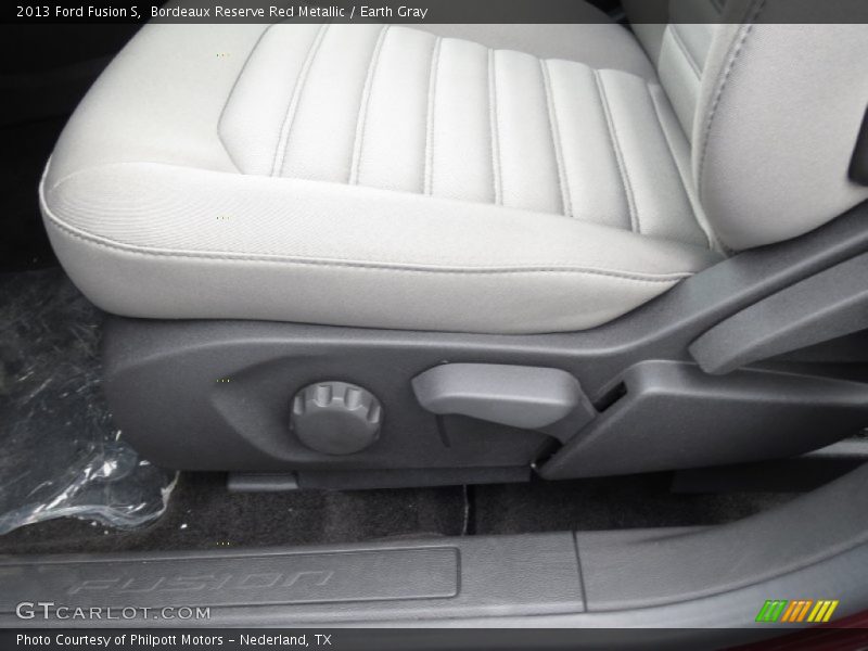 Bordeaux Reserve Red Metallic / Earth Gray 2013 Ford Fusion S