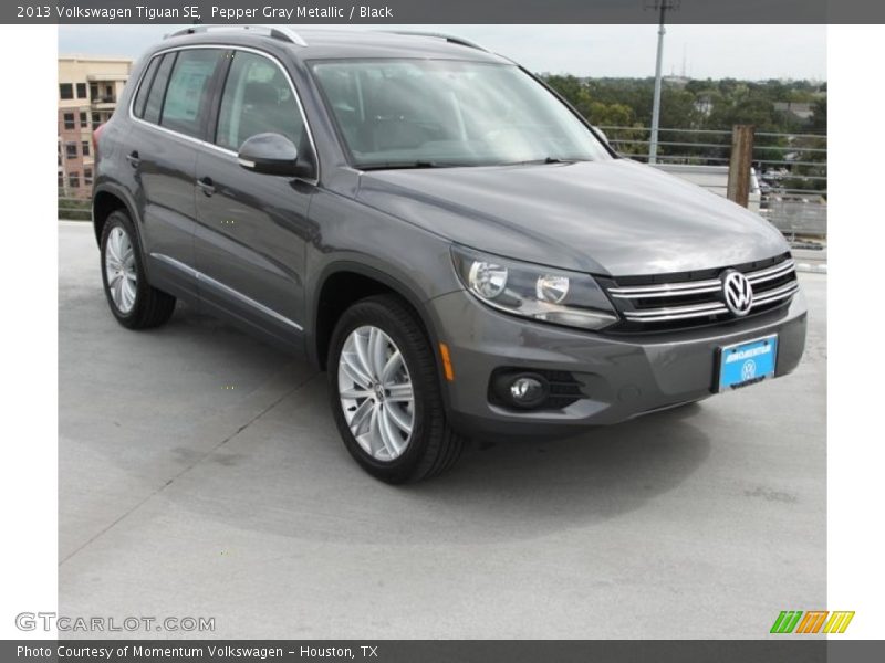 Pepper Gray Metallic / Black 2013 Volkswagen Tiguan SE