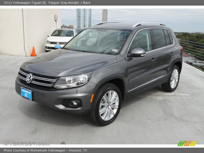 Pepper Gray Metallic / Black 2013 Volkswagen Tiguan SE