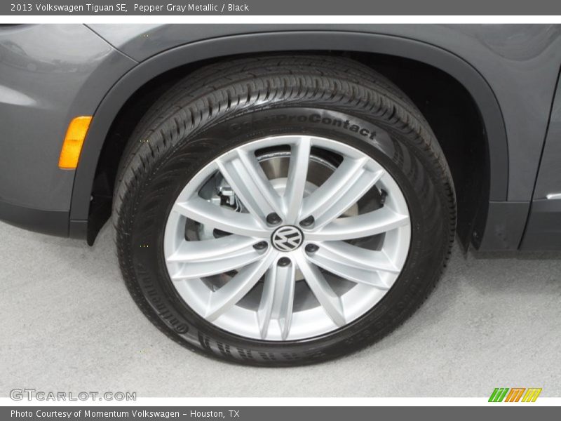 Pepper Gray Metallic / Black 2013 Volkswagen Tiguan SE