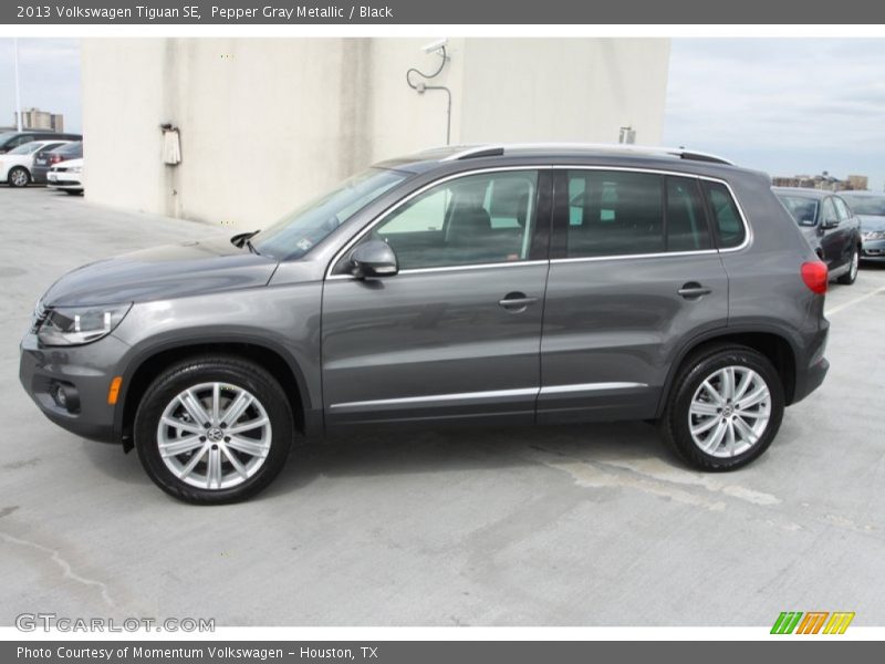 Pepper Gray Metallic / Black 2013 Volkswagen Tiguan SE