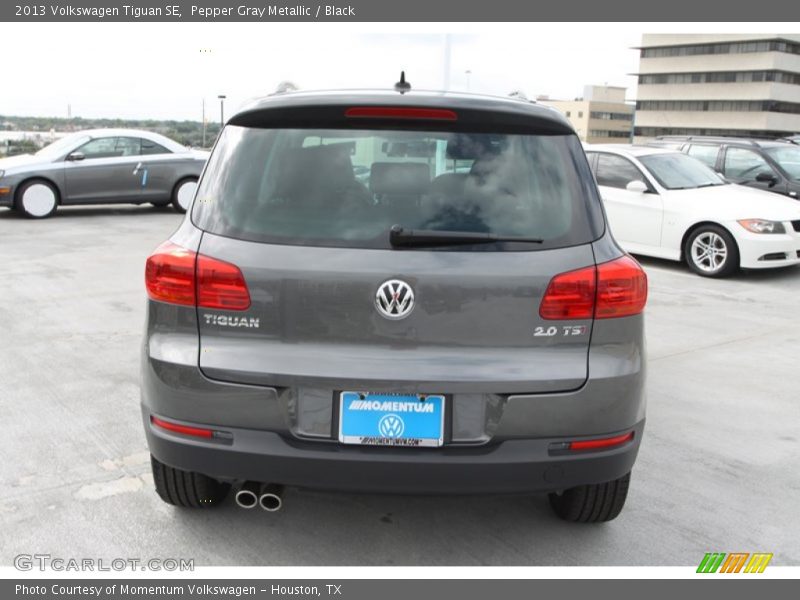 Pepper Gray Metallic / Black 2013 Volkswagen Tiguan SE