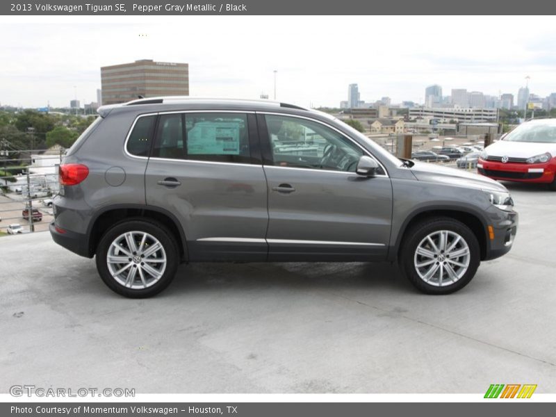 Pepper Gray Metallic / Black 2013 Volkswagen Tiguan SE