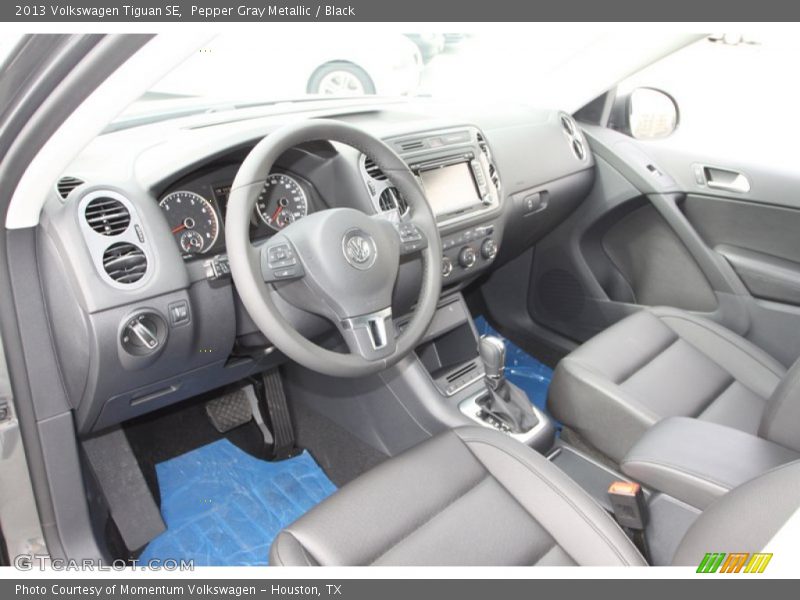 Pepper Gray Metallic / Black 2013 Volkswagen Tiguan SE