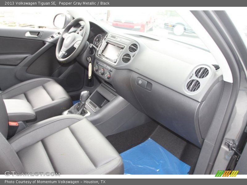 Pepper Gray Metallic / Black 2013 Volkswagen Tiguan SE