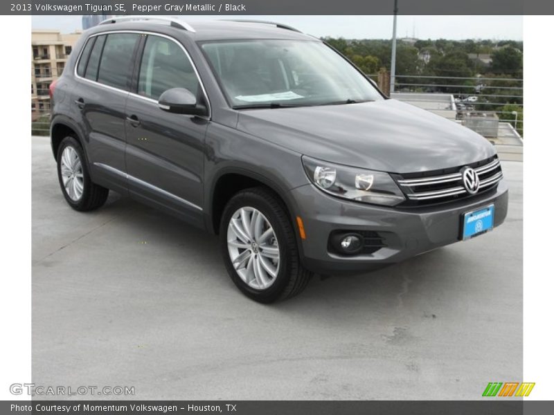 Pepper Gray Metallic / Black 2013 Volkswagen Tiguan SE