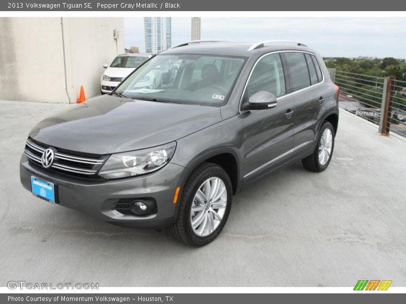 Pepper Gray Metallic / Black 2013 Volkswagen Tiguan SE
