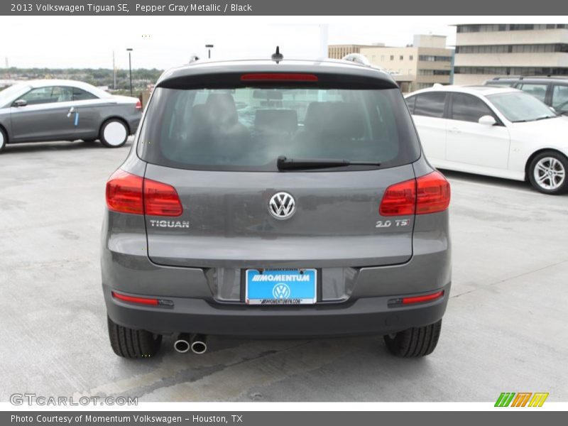 Pepper Gray Metallic / Black 2013 Volkswagen Tiguan SE