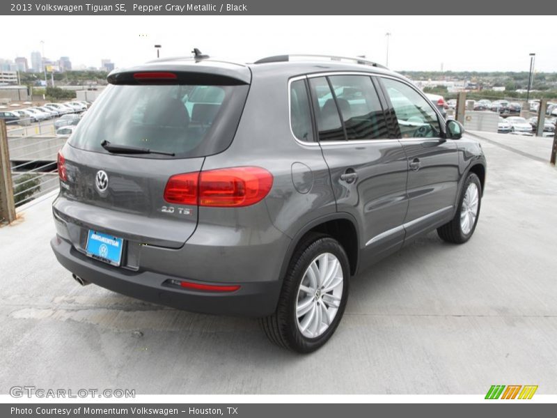 Pepper Gray Metallic / Black 2013 Volkswagen Tiguan SE